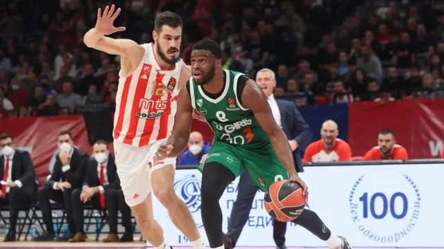 Nikola Kalinić (levo) na utakmici Evrolige protiv litvanskog Žalgirisa