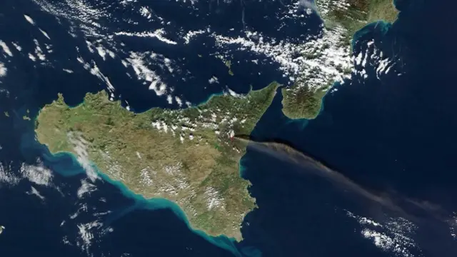 Una erupción del Monte Etna, vista desde el espacio