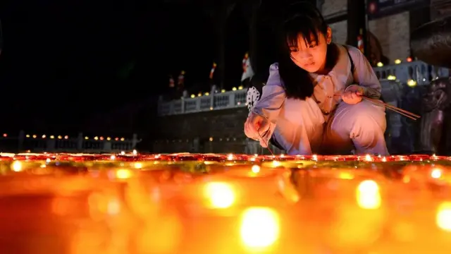 เด็กสาวเวียดนาม จุดเทียนเนื่องในวันวิสาขบูชา