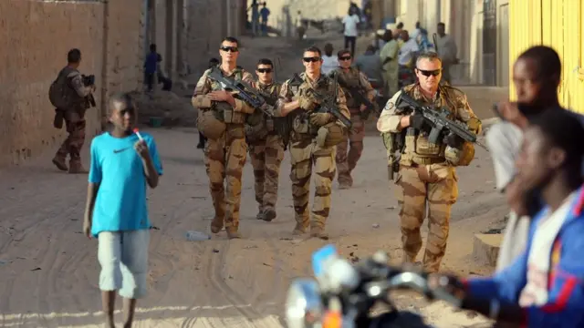 Des soldats français de la force Barkhane patrouillent dans les rues de Tombouctou, dans le nord du Mali, le 5 décembre 2021.