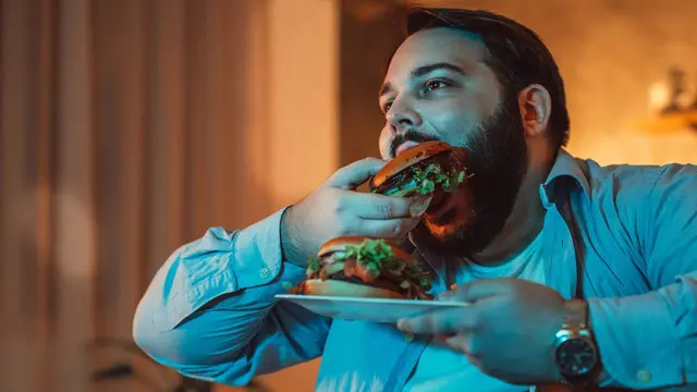 Hombre mordiendo hamburguesa