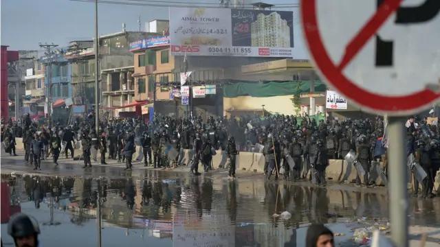 مظاہرین کے خلاف پولیس