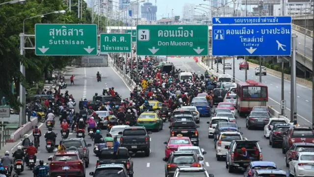 กลุ่มคาร์ม็อบเคลื่อนตัวบนถนนวิภาวดีรังสิต