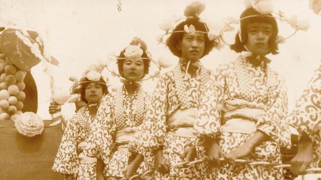 Japonesas com trajes típicos