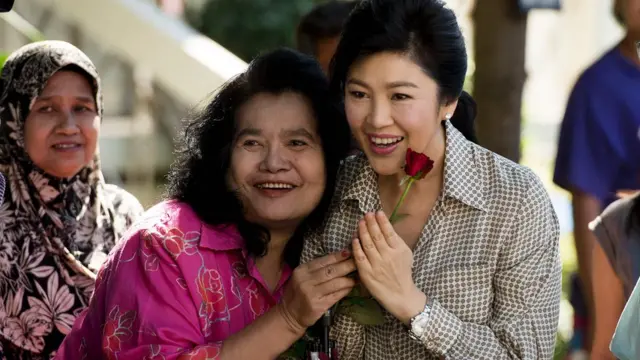 Tayland'ın eski başbakanı Yingluck Shinawatra bir hayranıyla poz veriyor.