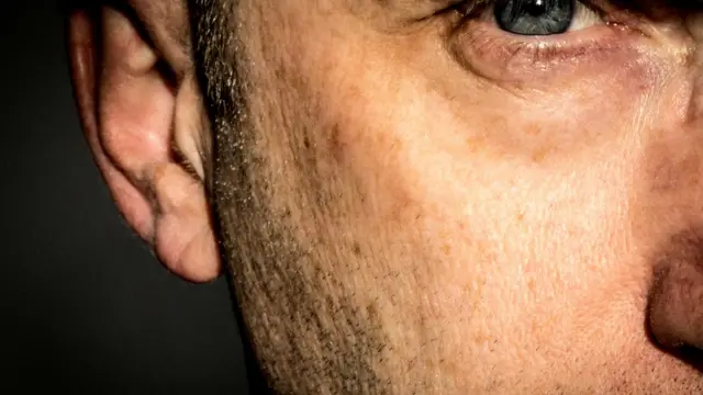 Medio rostro de hombre maduro