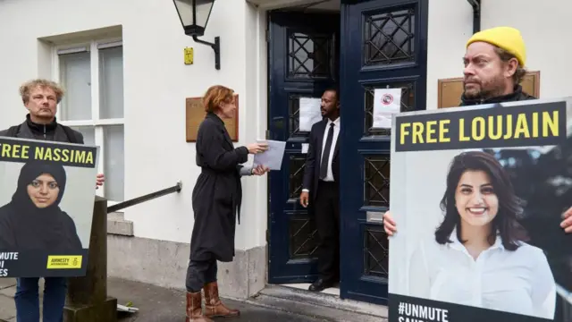 দ্য হেগের সৌদি দূতাবাসে সৌদি জেলে আটক নারীদের মুক্তির দাবিতে পিটিশন দিচ্ছেন একজন আন্তর্জাতিক মানবাধিকার কর্মী- ১৯শে নভেম্বর ২০২০