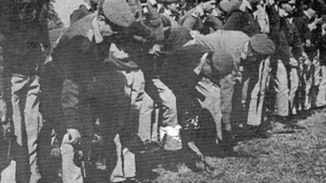 مشرقی پاکستان میں پاکستانی فوجیوں کا ہتھیار ڈالنے کا منظر