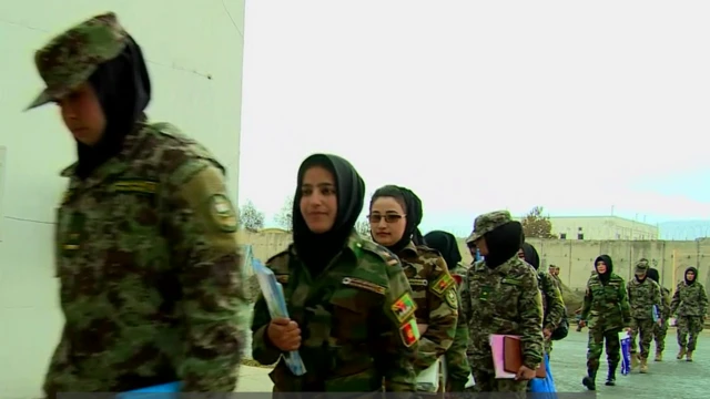 د دفاع وزارت د شمېرو له مخې دوه پیلوټې، نژدې څلور سوه بریدملانې، ۵۵۳ افسرانې او ۱۱۴ ښځینه سرتېرې لري او پاتې نوریې بیلابېل چوپړونه ترسره کوي.