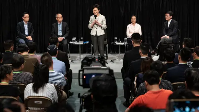 150 người được chọn ngẫu nhiên để tham gia cuộc đối thoại mở với bà Lam
