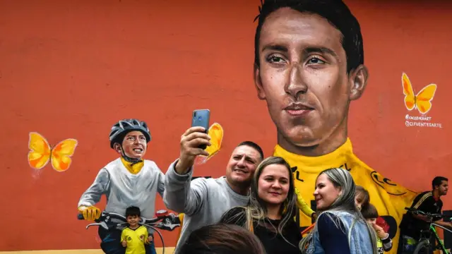 Mural com ilustraçãovbet zafer çarkıEgan Bernal e Julián Gómez