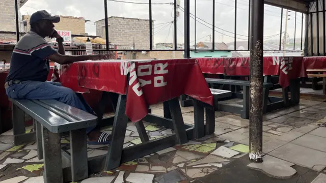 Homme assis dans un bar sombre