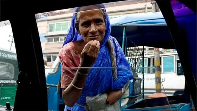 ভিক্ষা করে জীবিকা নির্বাহ করেন এমন একজন নারী।