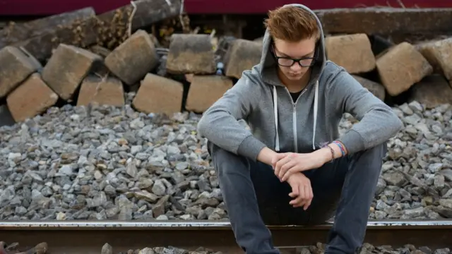 Adolescente mirando al piso