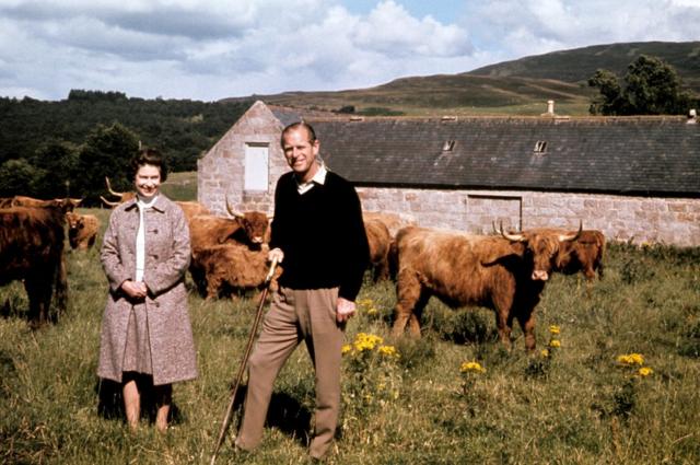 Rainha Elizabeth II e o Duque de Edimburgo durante uma visita a uma fazenda em sua propriedade em Balmoral, para comemorar as bodas de prata