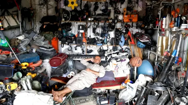 بگرام کے باہر دکان