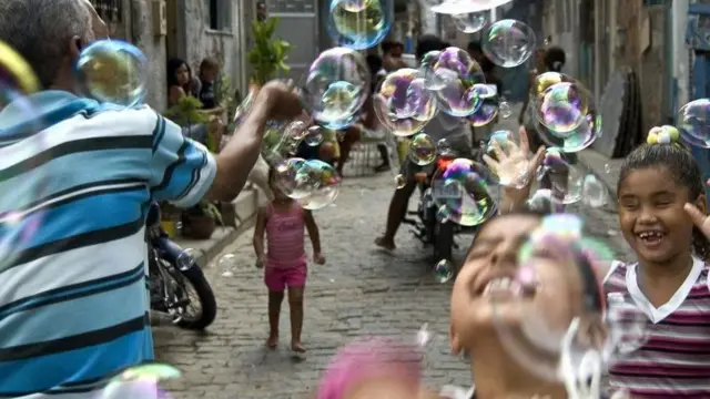 Criança brincam na rua