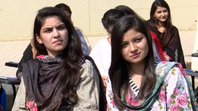 'બીબીસી શી' કાર્યક્રમમાં વાત કરતી છોકરીઓ