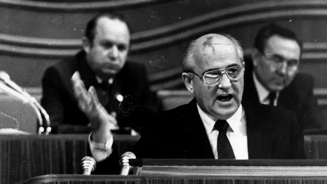 В конечном счете глубинные проблемы советской экономики попытались решить не при помощи компьютерной сети, а путем горбачевской перестройки