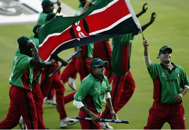 આઈસીસી ક્રિકેટ વર્લ્ડકપ 2003માં બાંગ્લાદેશને 32 રને હરાવીને ઉજાણી કરતા હિતેશ મોદી (હાથમાં કેન્યાના ધ્વજ સાથે)