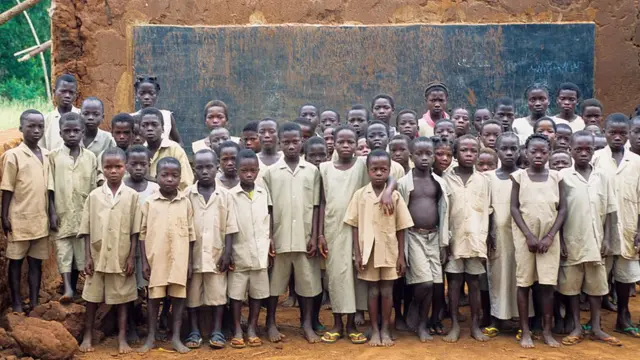 Des élèves dans une salle de classe endommagée à l'école de Dotou au Bénin
