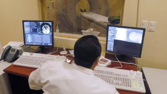 Un médico realiza una prueba