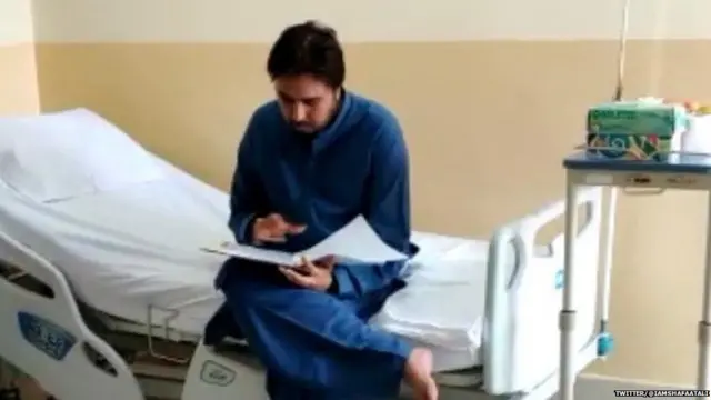 ऐसा कहा जा रहा है कि ये शहबाज़ गिल की अस्पताल की तस्वीरें हैं.