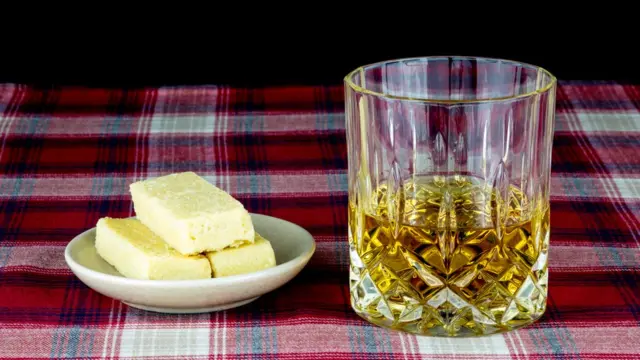 Песочное печенье, виски и ткань в клеточку