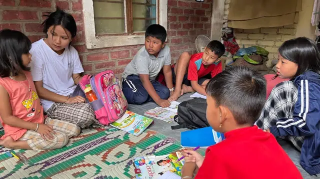 स्वत:चे शिक्षण पैशाअभावी थांबले असले, तरीही लेम्बी तिच्या शिबीरातल्या मुलांना शिकवते.