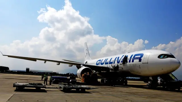 सहयोग लिएर आएको विमान