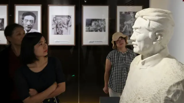 北京的徐悲鸿纪念馆观众在馆内参观徐悲鸿雕像（中新社图片17/9/2019）