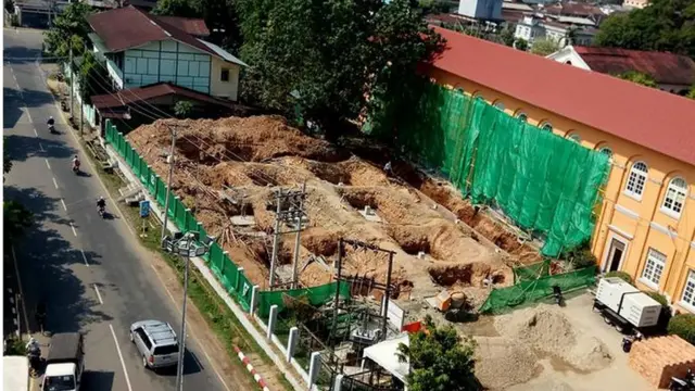 ဒီလိုဆောက်လုပ်နေတာကြောင့် ၃ ထပ်အဆောက်အဦသာ ပြီးသွားရင် အနှစ် ၉ဝ သက်တမ်းရှိတဲ့ ကိုလိုနီခေတ် အဆောက်အဦကြီးရဲ့ ၃ ဘက်မြင် ဘေးတိုက် မြင်ကွင်း တခုလုံး ဖုံးကွယ် သွားနိုင်တယ်လို့ ဝေဖန်သူတွေက ထောက်ပြ နေပါတယ်