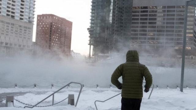 Onda de frio nos EUA: As impressionantes imagens de Chicago