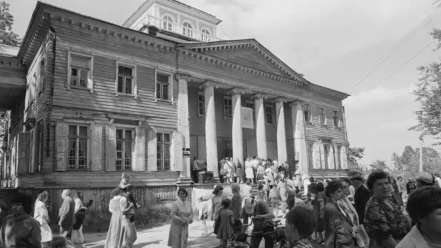 Здание музея в селе Рождествено. Ленинградская область. 1 июля 1988 года