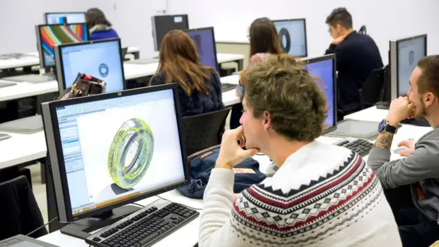 Estudiantes frente a computadoras
