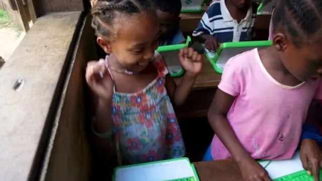 क्लास में बच्चे