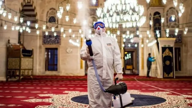 У громадських місцях Туреччини регулярно проводять дезінфекцію