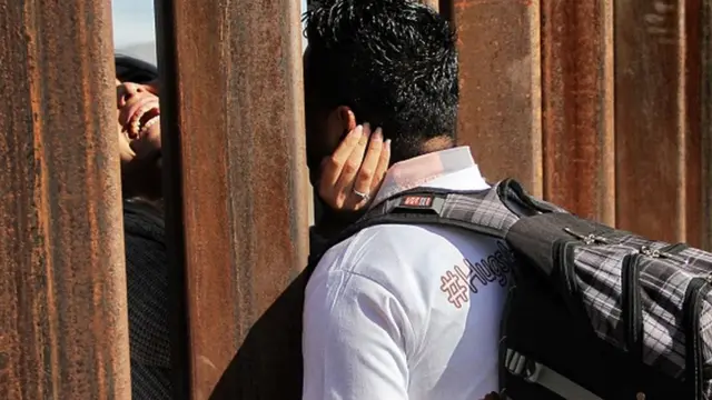 โรเจลิโอและมิเรียม คู่สมรสใหม่กอดกันผ่านกำแพงชายแดนระหว่างเม็กซิโกและสหรัฐฯ