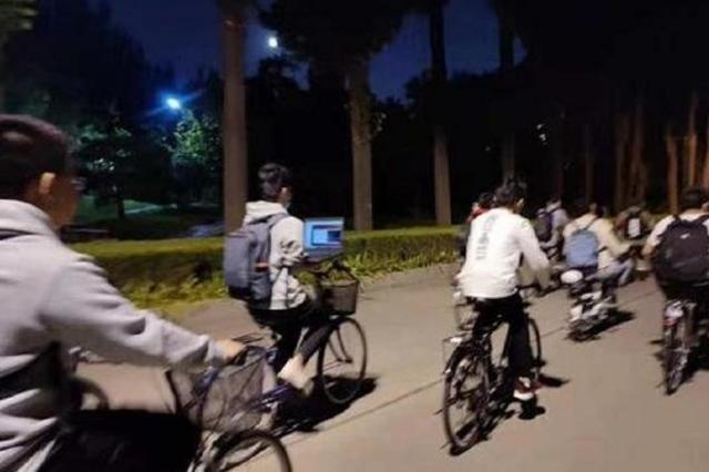 社交媒體上流傳的清華大學學生邊騎車邊操作筆記本電腦的照片。
