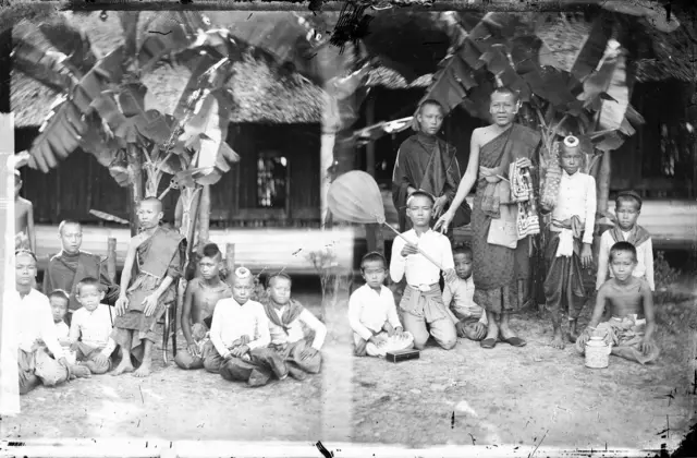 พระสงฆ์ในยุคนั้นห่มจีวรลายดอกพิกุล