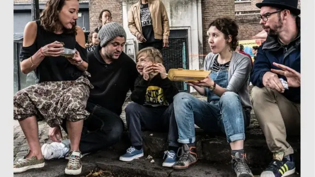 स्ट्रीट फूड खाते हुए लोग