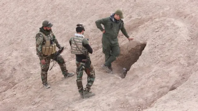 جنود يقفون أمام نفق