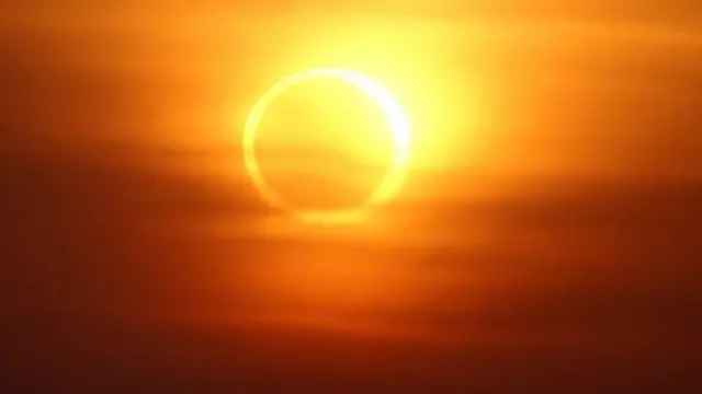 டிசம்பர் 26 அன்று நிகழும் சூரிய கிரகணம் வளைவு சூரிய கிரகணம் ஆகும். அது இந்தப் படத்தில் இருப்பதைப் போலவே காட்சியளிக்கும். (கோப்புப்படம்)