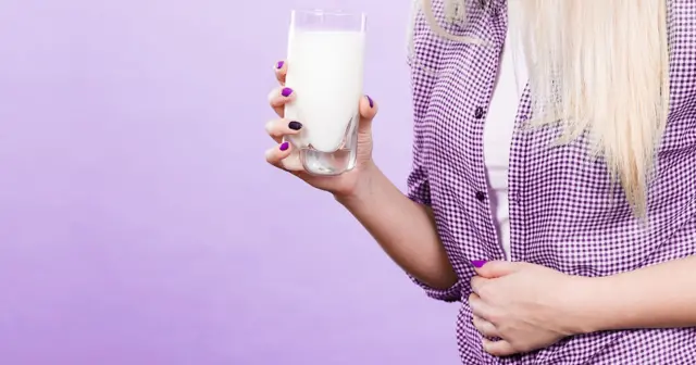 Дівчина зі склянкою молока