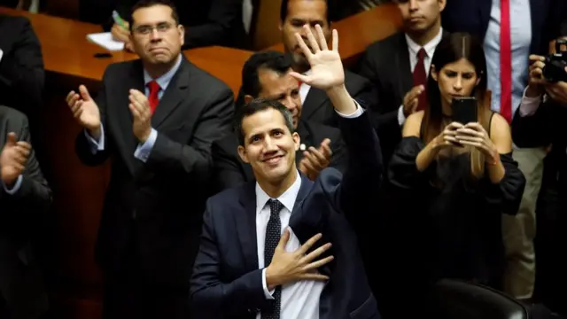 Ulusal Meclis Başkanı Juan Guaido mecliste el sallıyor.
