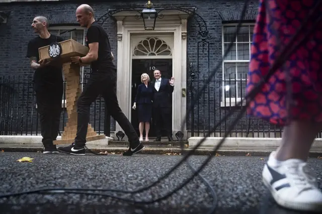 Aaron Chown, Kraliçe 2. Elizabeth'ten hükümeti kurma yetkisi aldıktan sonra başbakanlık konutuna giden Liz Truss ve eşi Hugh O'Leary'i sıra dışı bir açıdan yakalamış.