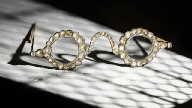 हीरे से बना चश्मा