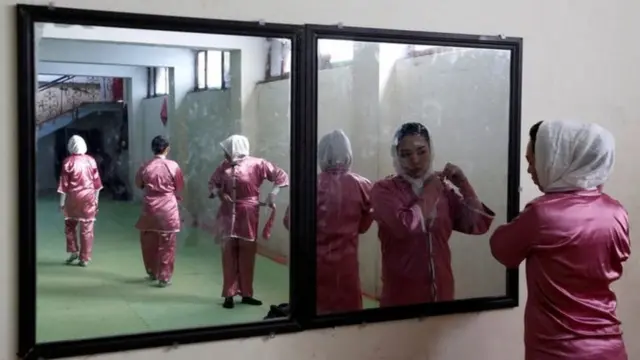 فتيات أفغانيات يمارس الوشو على قمة جبل بالعاصمة كابل