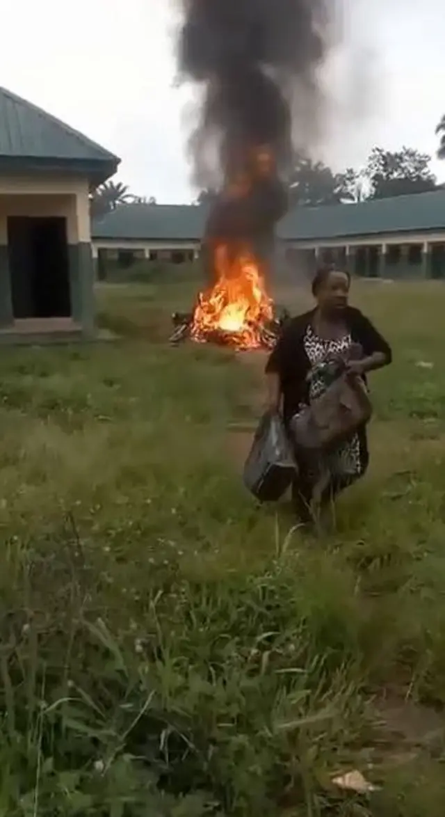 Onye ahụ sị na "ndị omekome ahụ ji egbe chụsasịa ụmụakwụkwọ na ndị nkuzi ha n'ụtụtụ a. Ha malitere gbawa egbe agharaghara na-ekwu na ha agaghị ekwe ka ule gaa n'ihu ebe ahụ".