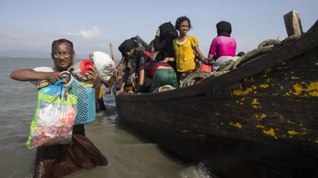 সুযোগ বুঝে মাঝিরাও কেউ কেউ রোহিঙ্গাদের পারাপার করাতে হাজার হাজার টাকা হাঁকছেন
